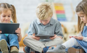 Bambini e tecnologia: condanna o beneficio?